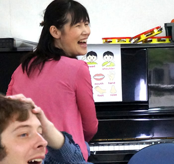 江東区東陽町、木場のドリームミュージックでは生のピアノの即興演奏で、子供の反応を見ながらのレッスン